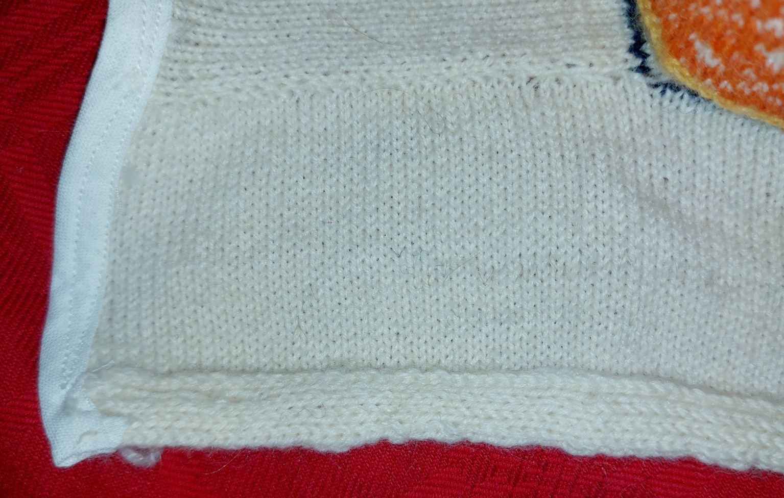 kaulurin reunan viimeisteleminen putkiloneuloksella.