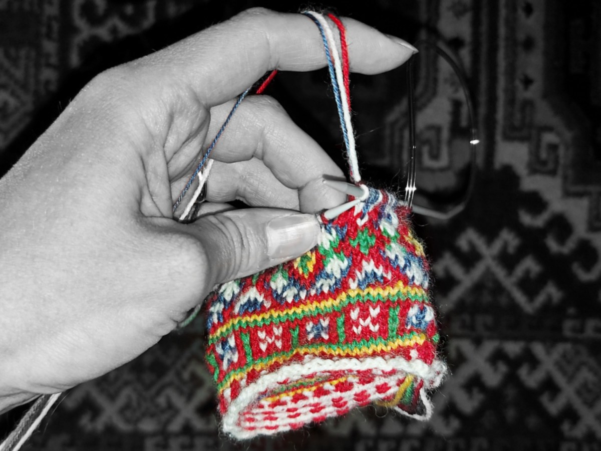 Kirjoneule kolmella tai neljällä värillä