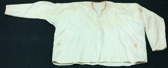 Kansanpuvun paita Kirvusta.