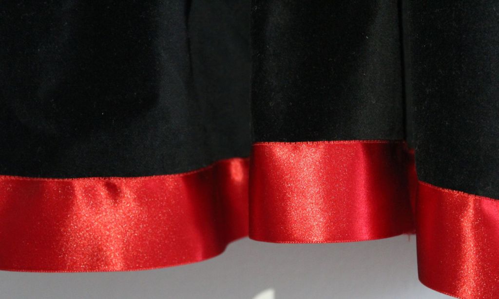 Hartuushameen helman listi eli helmus, tehty satiininauhasta.