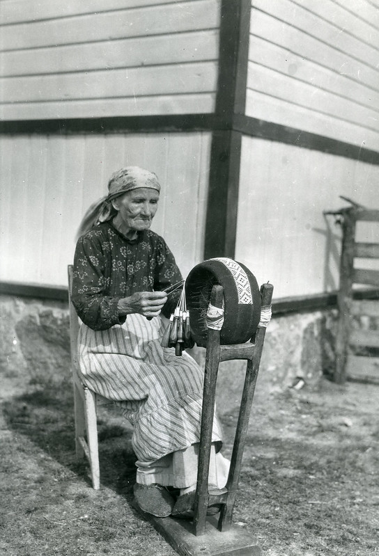 Kintaat myynyt tytärsaarelainen nainen Amalia Halli ulkokuvassa.