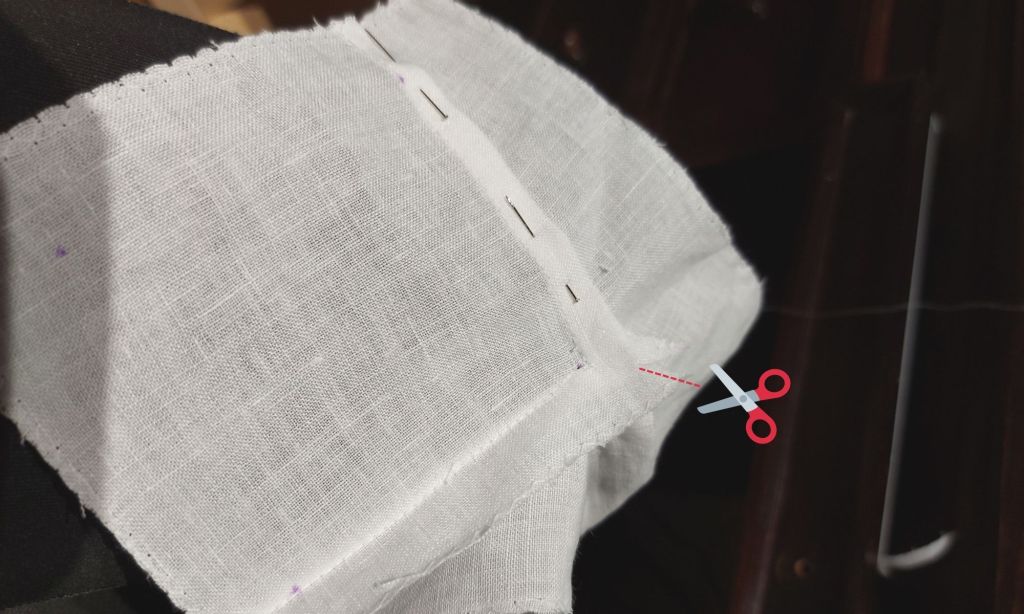 Neulaa saumavara paikoilleen ja tarvittaessa tee pieni aukileikkaus kainalotilkun alakulmaan.