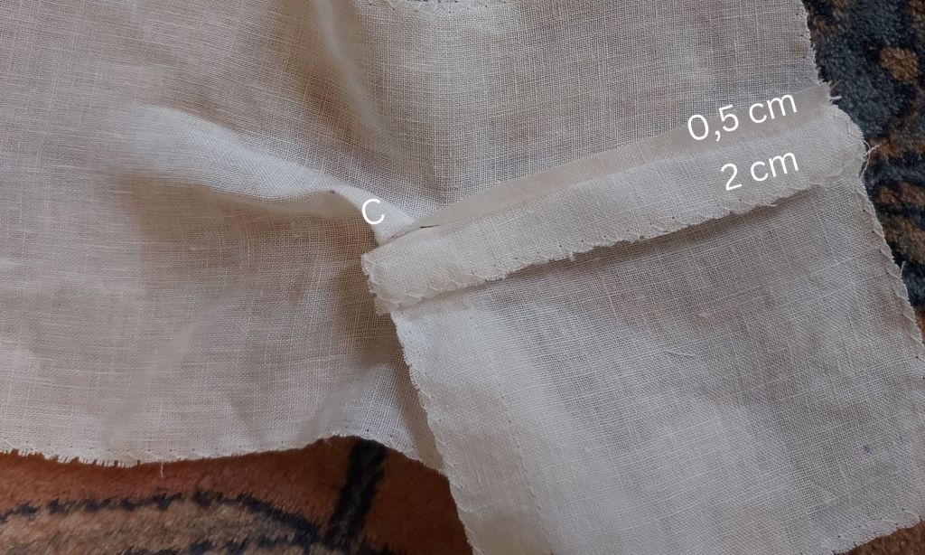 saumavaran leikkaaminen katesaumaan.