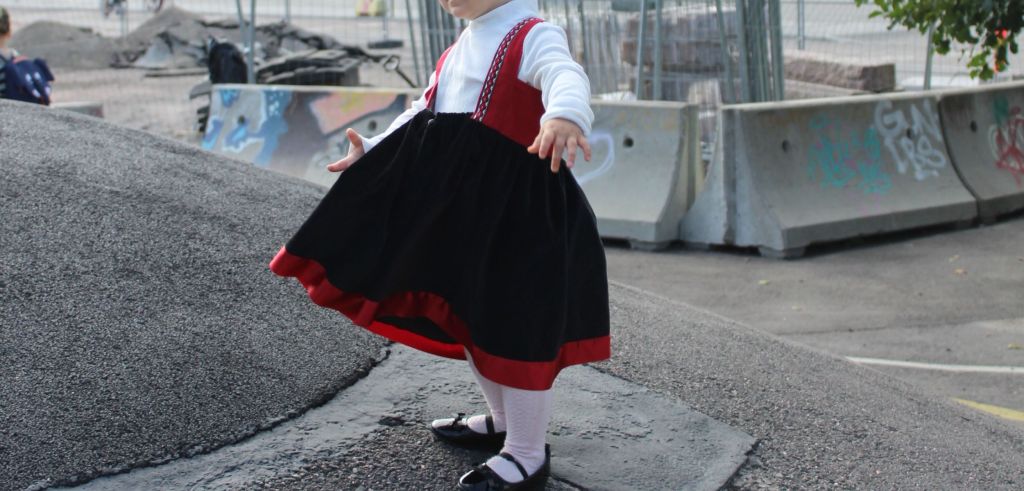 Lapsen hartuushame Pyhäjärveltä, kansanpuku.