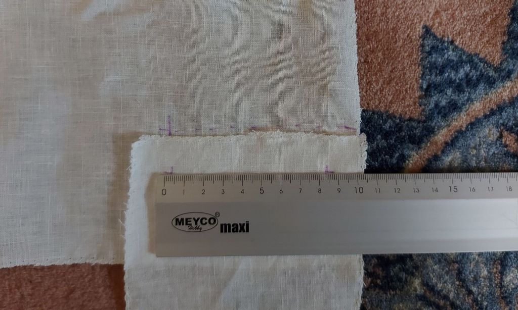 Kainalotilkkua varten tehtävän halkion mittaaminen.