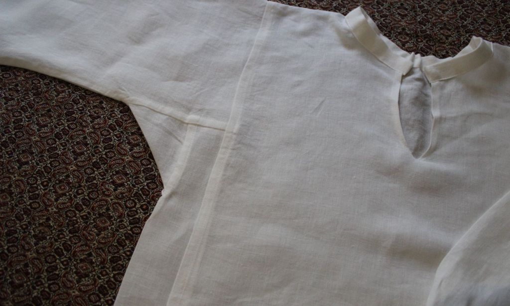 Kainalotilkku ja kylkikappale ommeltuna kiinni paitaan.