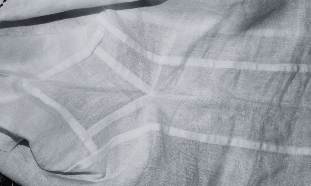 Katesaumat kainalotilkussa ja kylkikappaleessa.