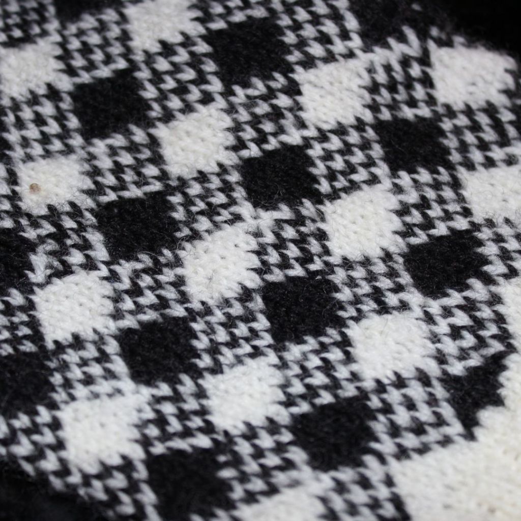 Isot vironkirjat seiskarilainen kirjoneulekuvio neulottuna.