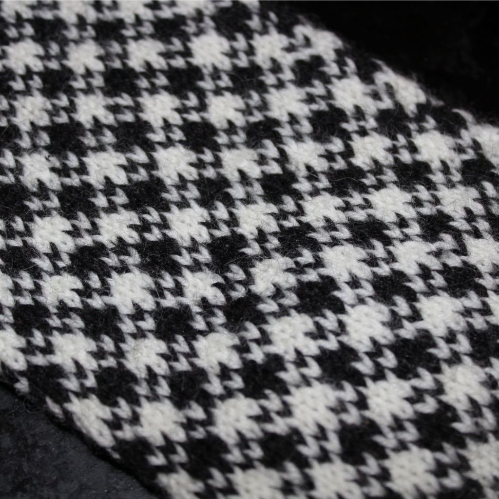 Pienet Vironkirjat seiskarilainen kirjoneulekuvio neulottuna.