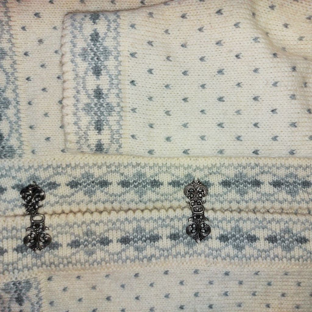 Siirin kirjat kirjoneulekuvio virolaisessa neuletakissa.