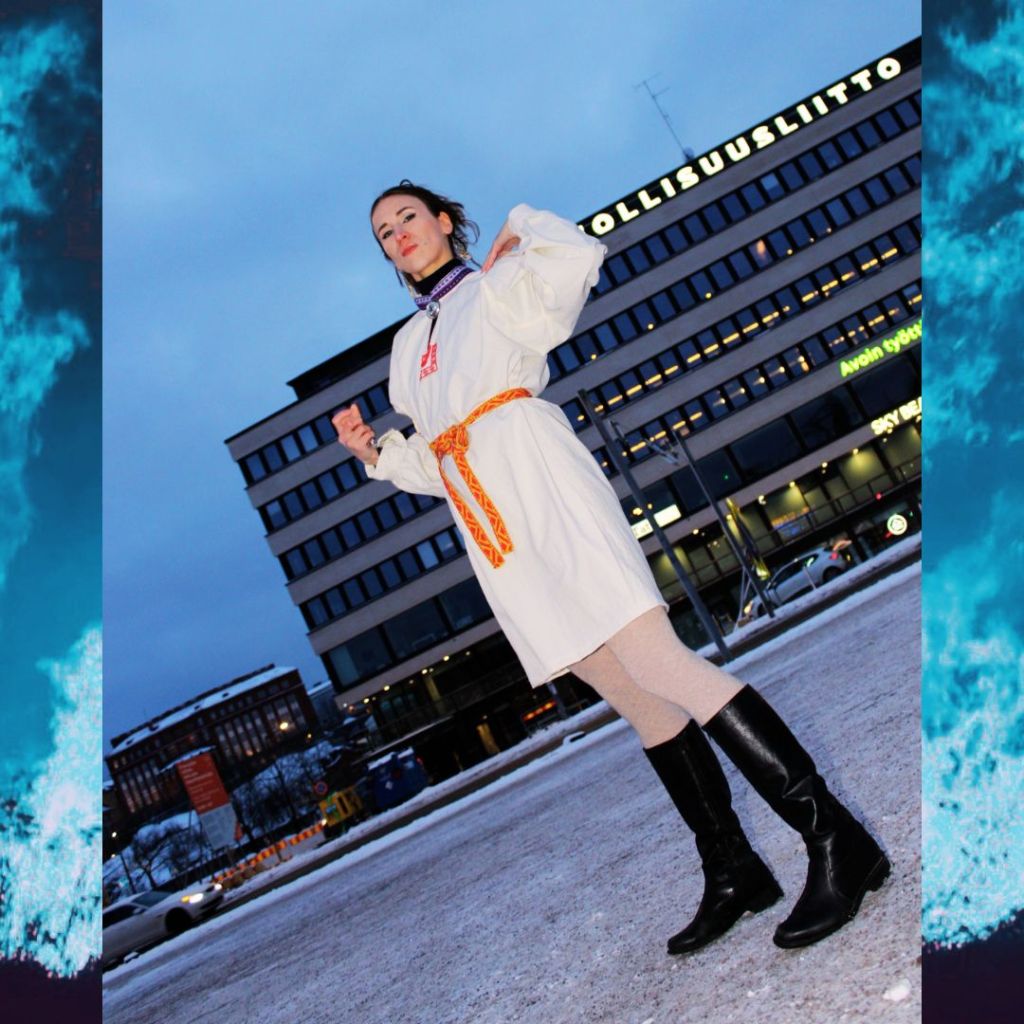 PItkä naisen kansanpuvun paita Koivistolta.