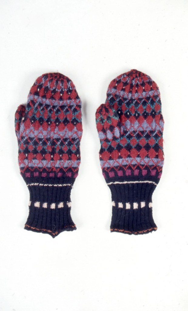 Säkkijärveläiset lapaset joissa tehdasvalmisteisia värejä.