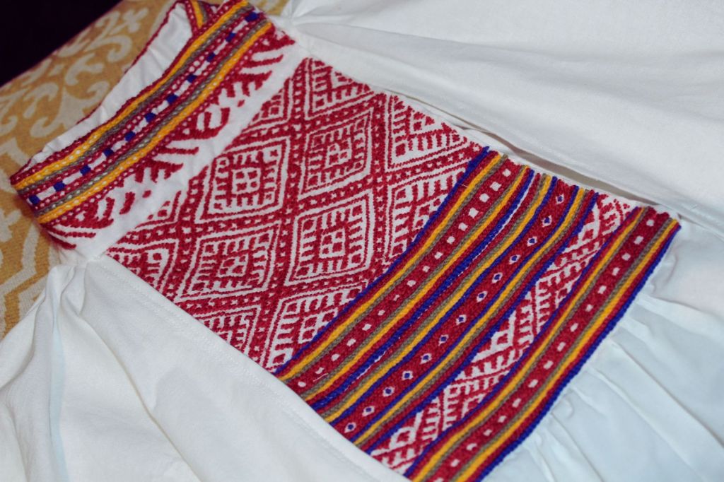 Kirjottu rekko poimuttamattomalle pohjakankaalle, virvittäinompelu.