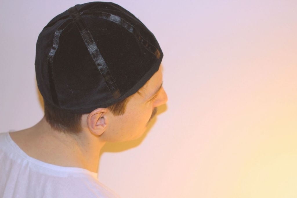 Patalakki jossa satiininauhat.