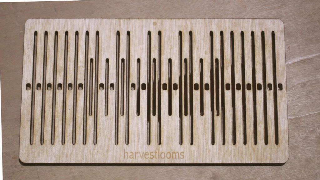 Nauhapirta kuvioitujen lankojen tekemiseen. Lyhyeen rakoon laitetaan kuviolanka.