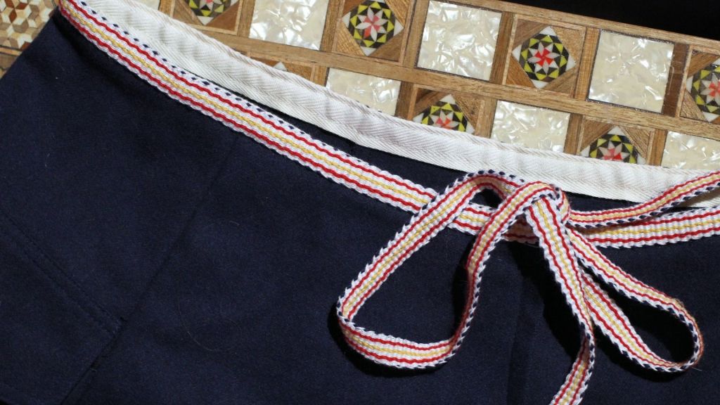 Vyätörnauhana hameessa pirtanauha.