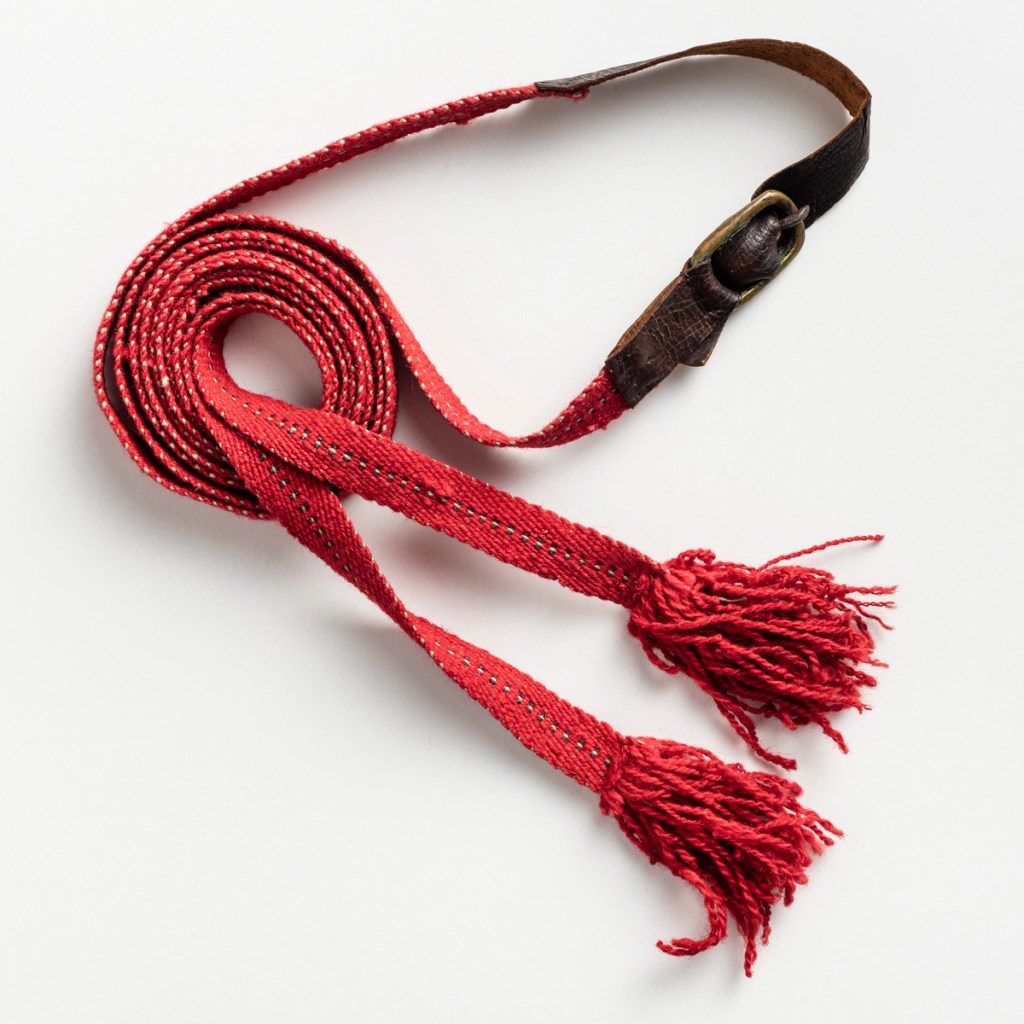 Jääskeläinen pokramo, jossa on kiinnitys edessä vyönsoljella.