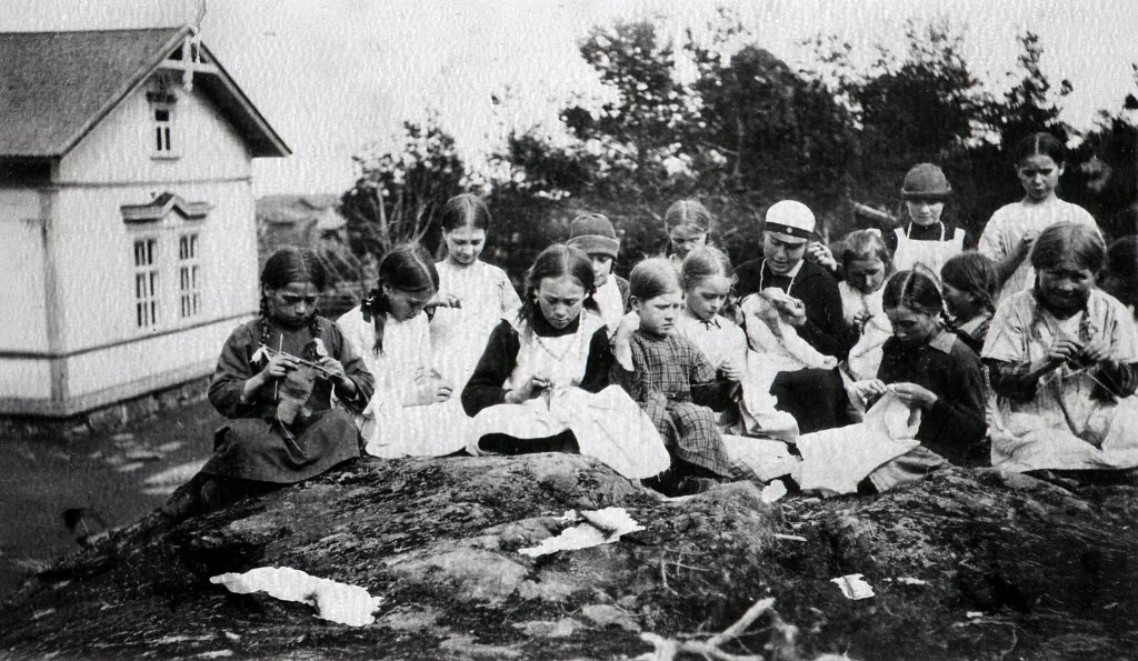 Tytöt ompelevat ja neulovat käsityötunnilla.