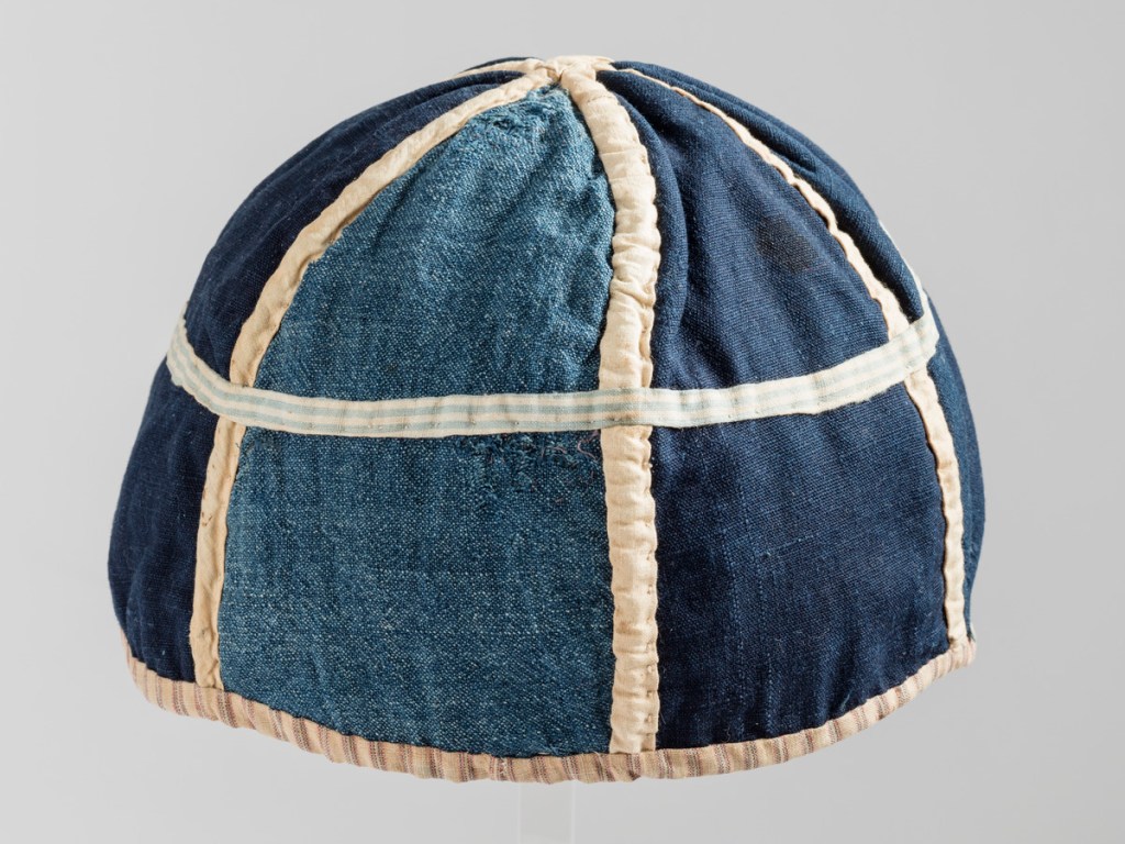 Sininen patalakki, jossa 12 osaa.