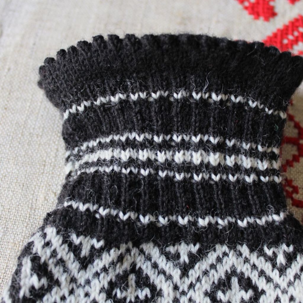 Rannekkeen joustinneule Raussin Lienan kirjat.