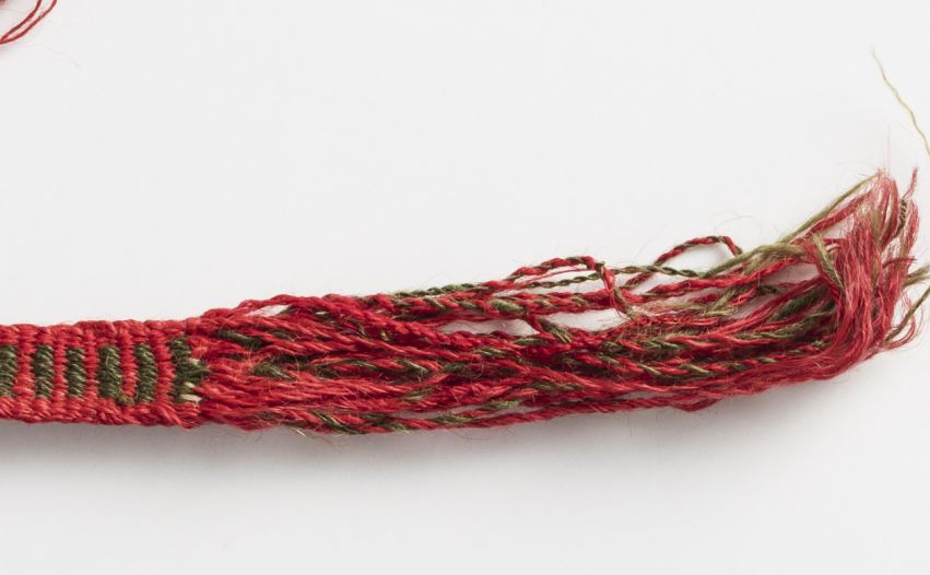 Ruokolahtelaisen pokramon pää, jossa loimilankoja on kierretty yhteen.