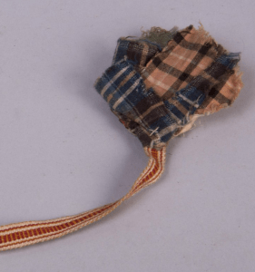 Pirtanauhan pää, jossa ostokankaista leikattu töpsy.