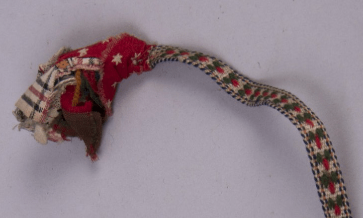 pirtanauha kunstkamera, päässä kangastupsu.