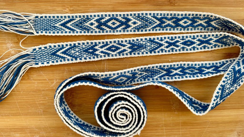 Lemiläinen palmikkovyö kudottu pirtanauha.