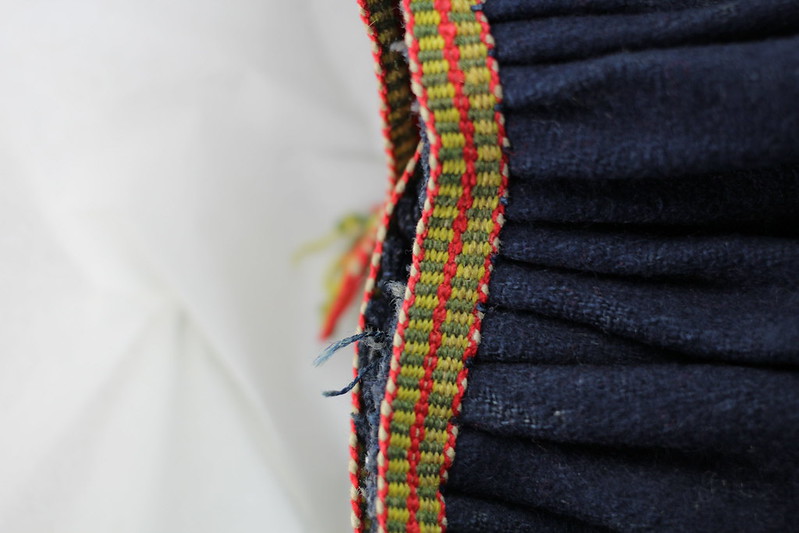 Kansanpuvun hameen vyötärö, antrealainen hame.