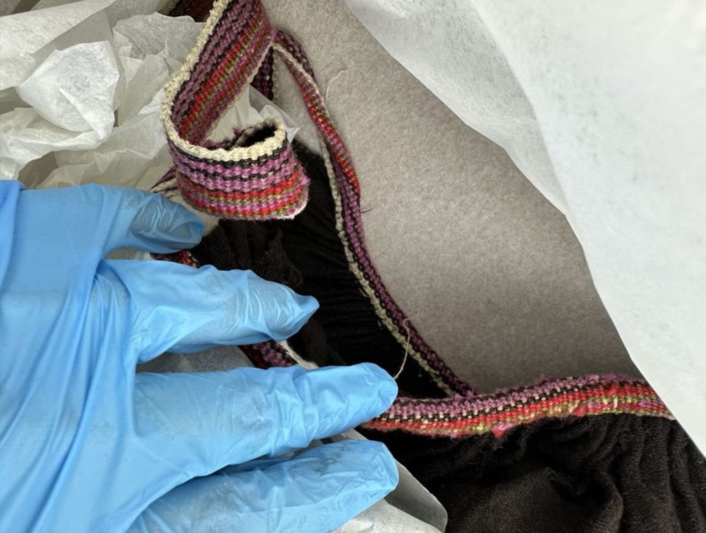 Hameen vyötärön ylle käännetty pirtanauha.