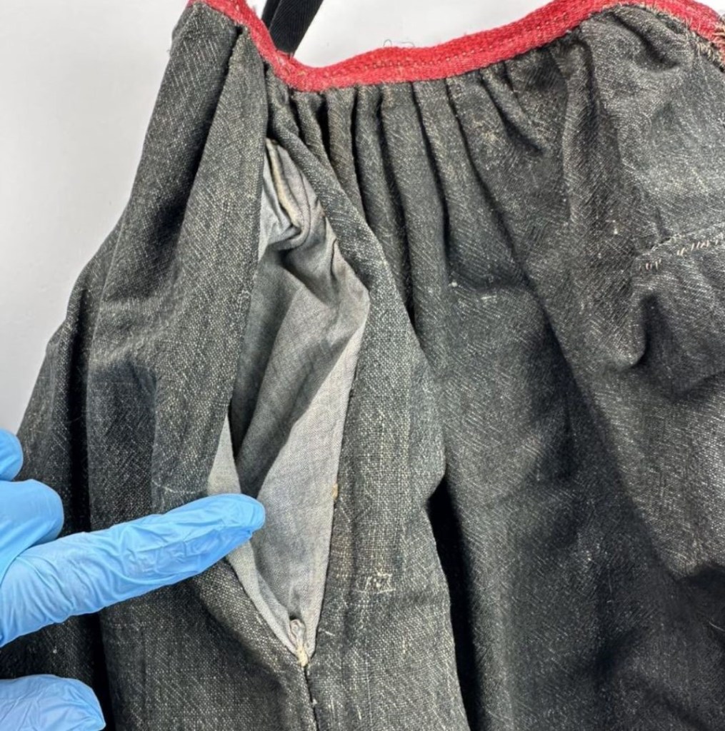 Kansanpuvun hameessa tasku.