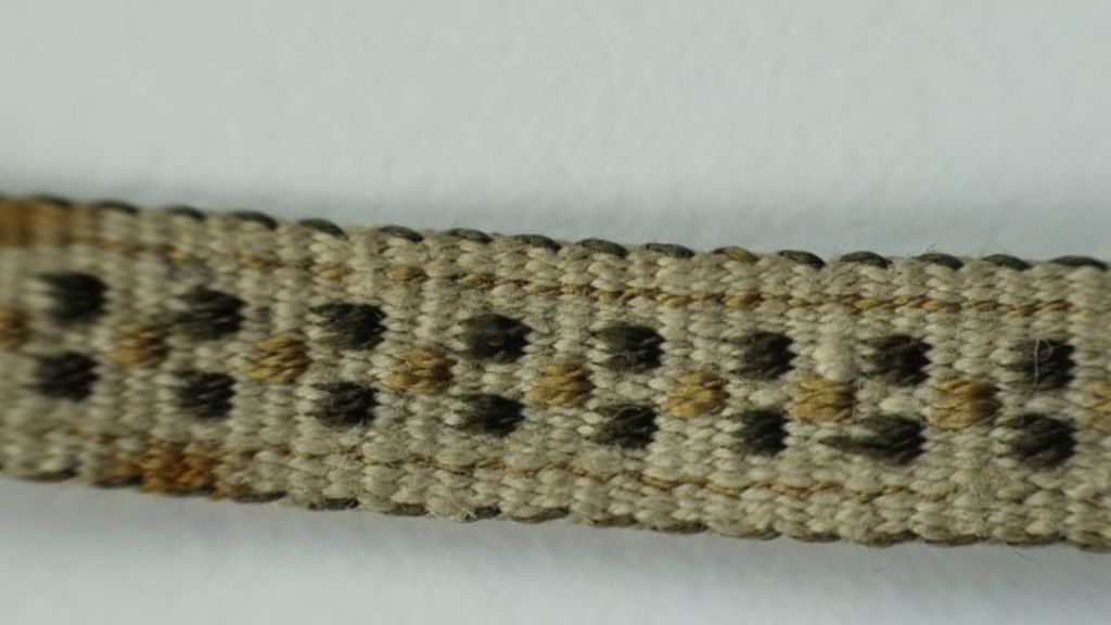 Sykerönauha, jossa ripsipohjalla kuviointia.