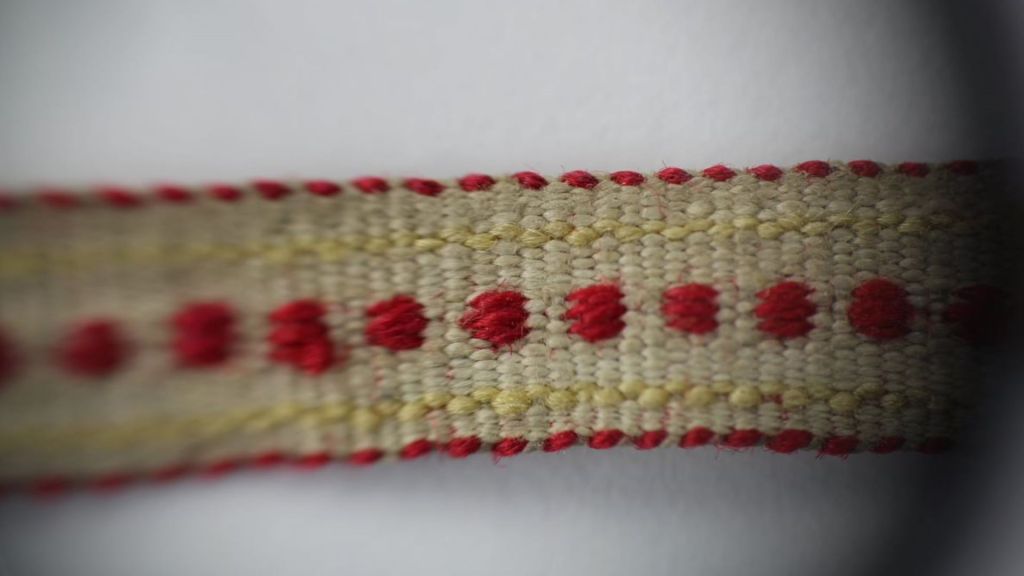 Käkisalmen kihlakunnasta sykerönauha, jossa on ripsipohjalla kuviointia.