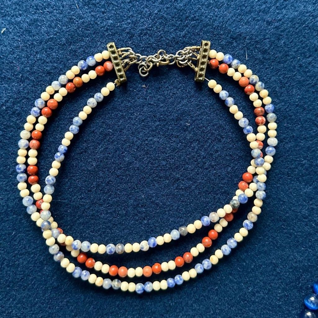 Jääsken kihlakunnan alueen kansanpuvun helmet.