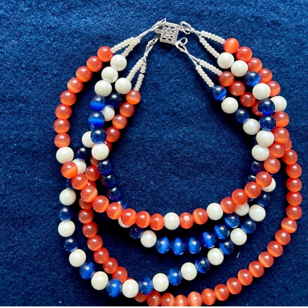 Jääsken kihlakunnan alueen kansanpuvun helmet, joissa neljä rihmaa.