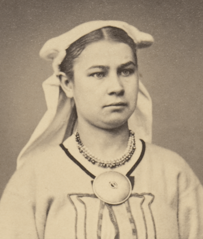 Valokuva naisesta jääskeläisessä kansanpuvussa.