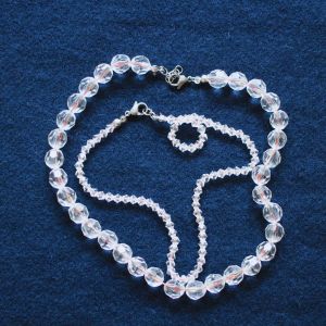 Kristallihelmet ja akryylihelmet.