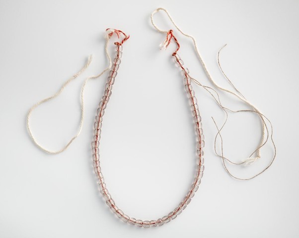 Sakkolaiset fasettihiotut kirkkaan helmet museossa.