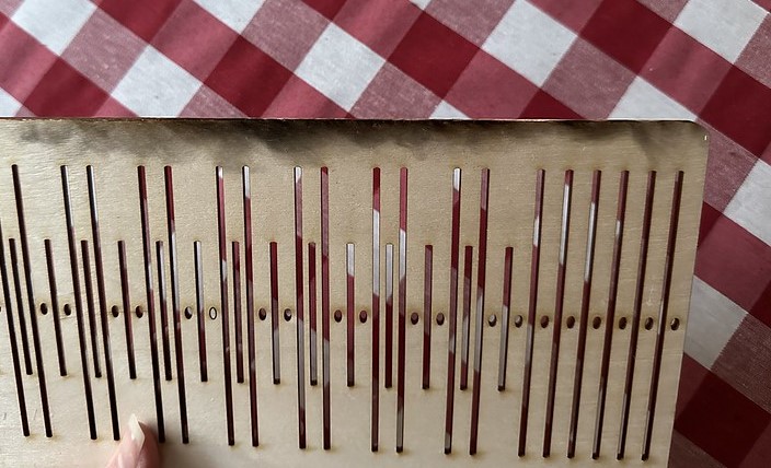 Laserleikattu pirta reuna palanut.