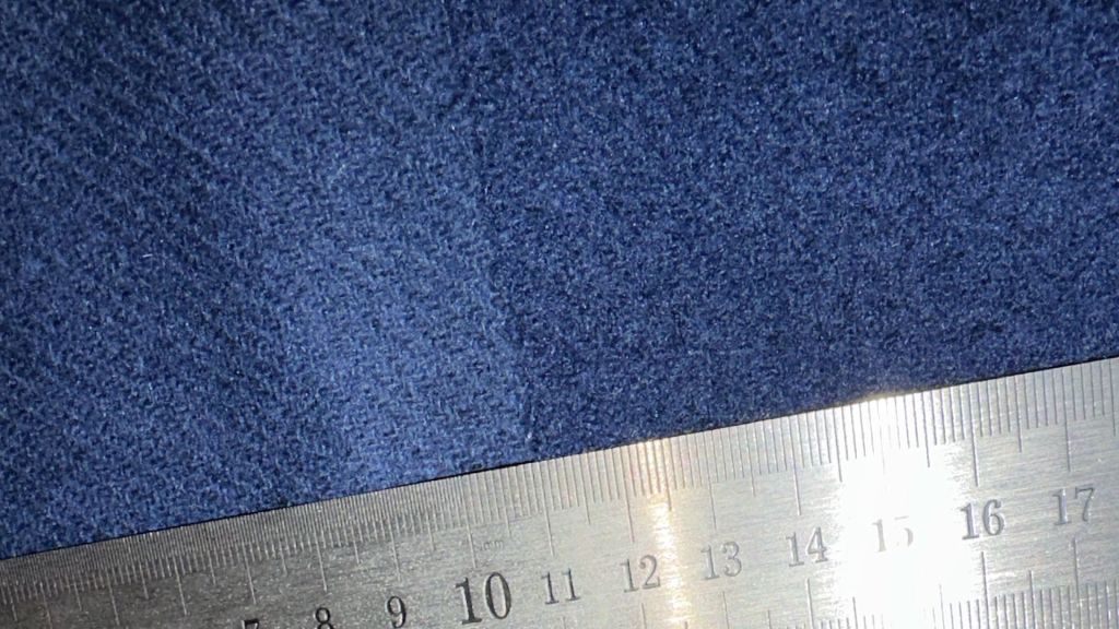 Vertailu pestyn ja pesemättömän villakankaan välillä.