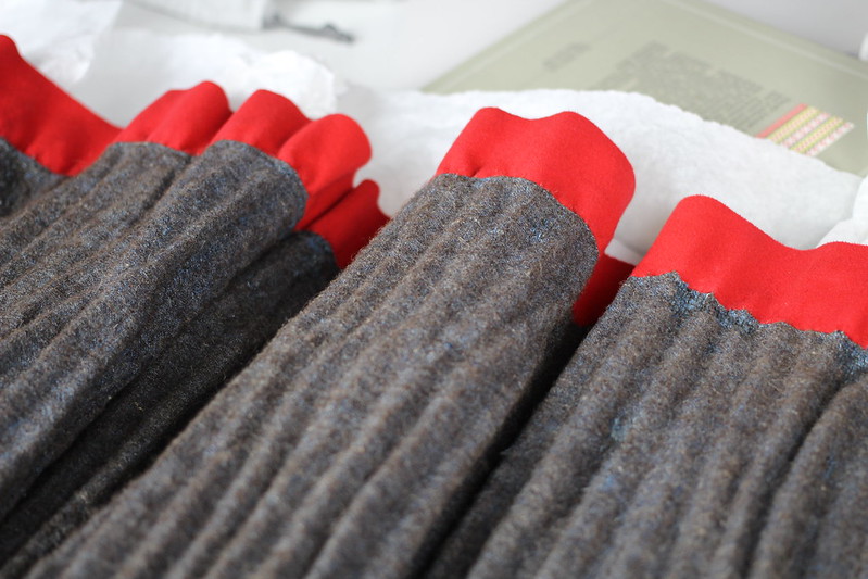 Ruokolahtelainen hame, jossa näkyy villakuteen sarkautuminen.