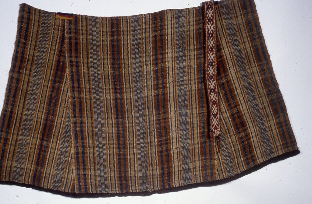 Hurstut, jossa on kiinni pirtanauhaa.