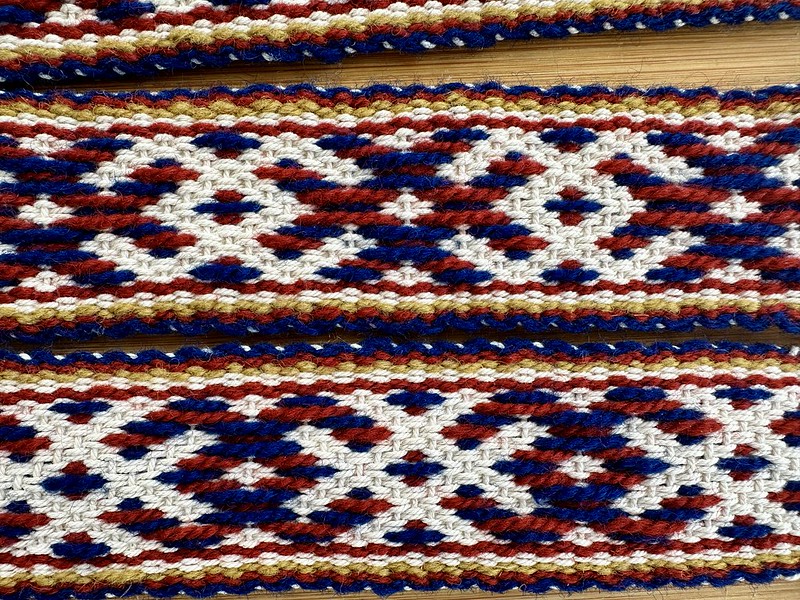 Yksityiskohta pyhäjärveläisessä hurstuen kannatinnauhassa.