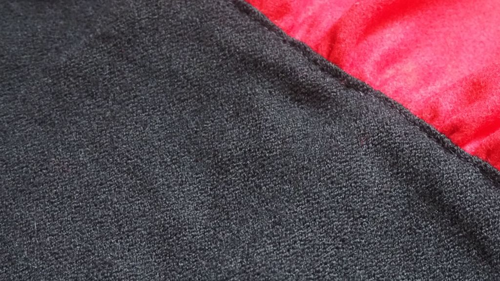 Pesty Räisälän kansallispuvun hamekangas. 