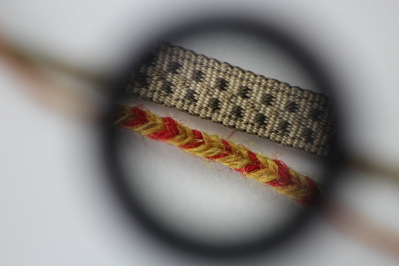 Yksityiskohta Käkisalmen kihlakunnasta olevasta sykerönauhasta.