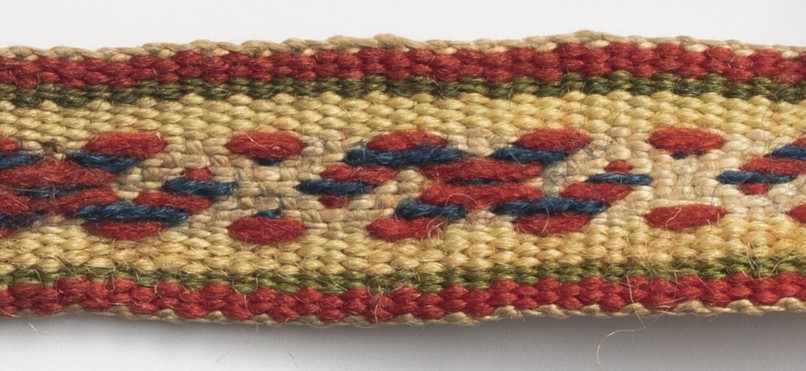 Yksityiskohta Sakkola-Rautu pirtanauhassa.