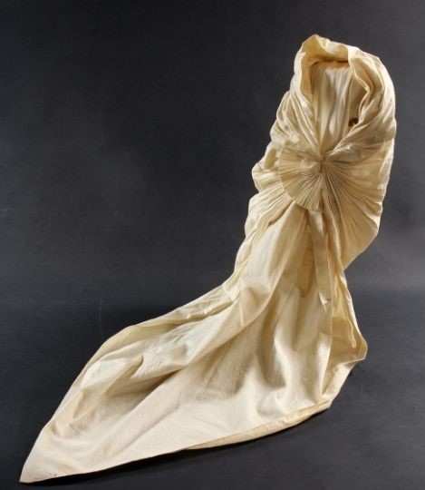 Sidottuna säilynyt joutsenolainen huntu.