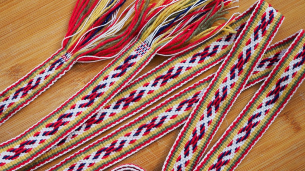 Nauha tehty Sakkola-Rautu pirtanauhan mukaan.