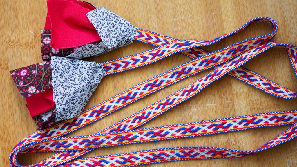 Valkjärveläinen pirtanauha, jossa tertut päässä.