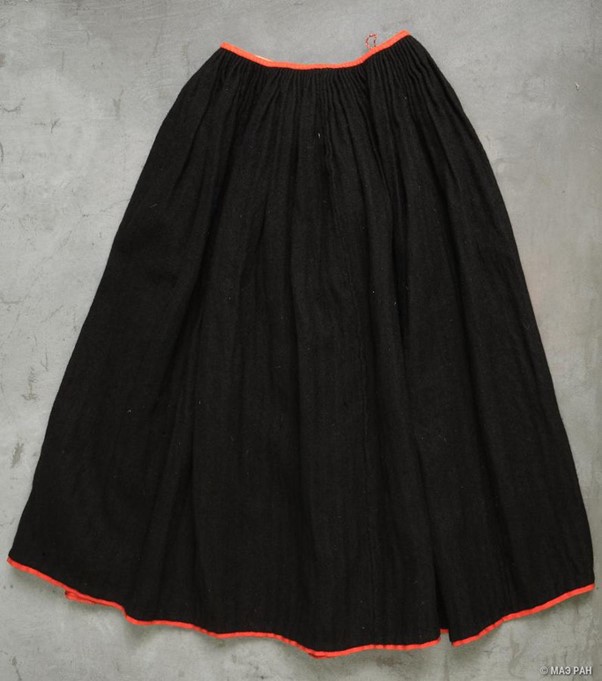 Kaukola kansanpuvun hame.